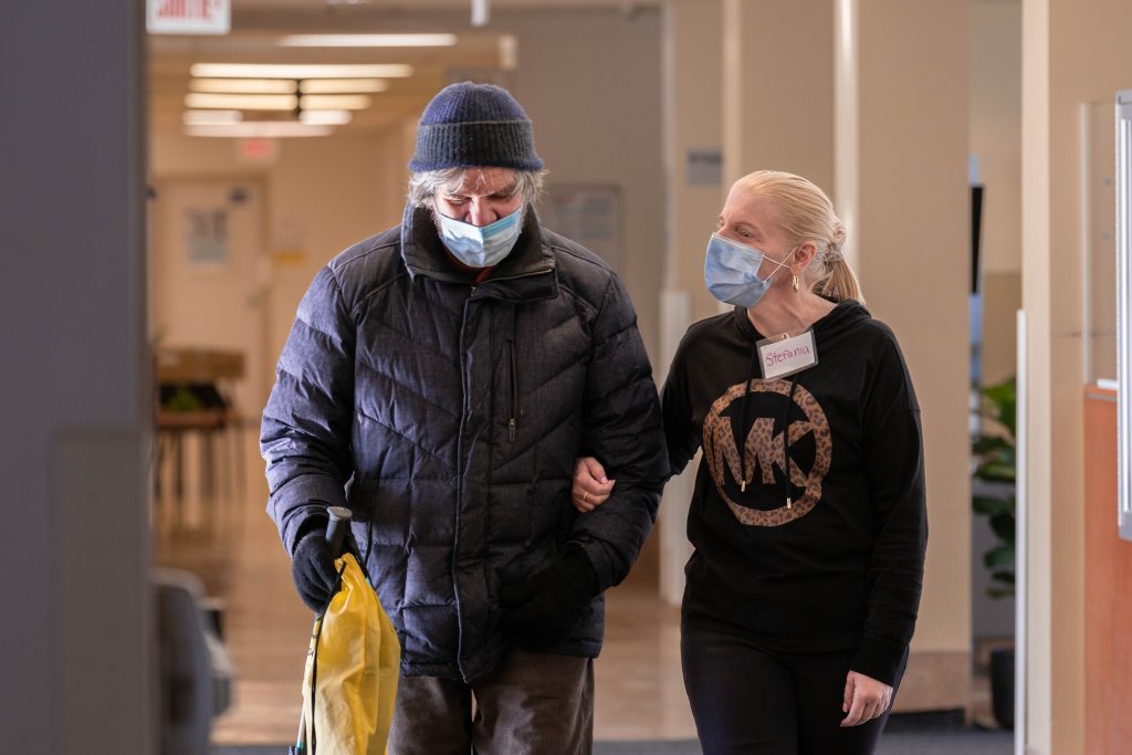 une éducatrice accueillant une personne aidée