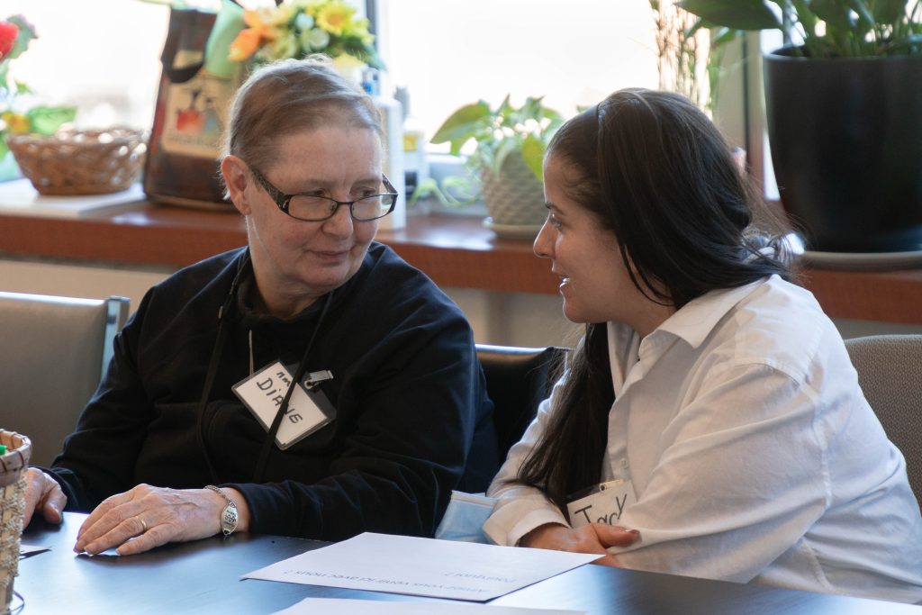 une intervenante aidant une femme ayant une maladie neurodégénératrice