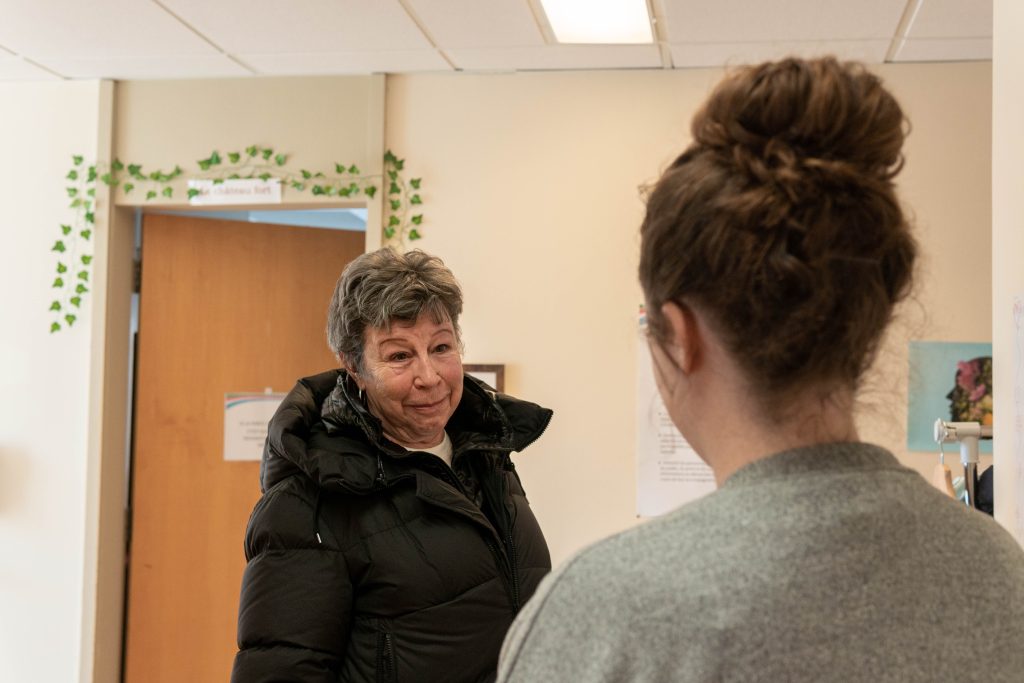 une éducatrice répondant aux questions d'un proche aidant