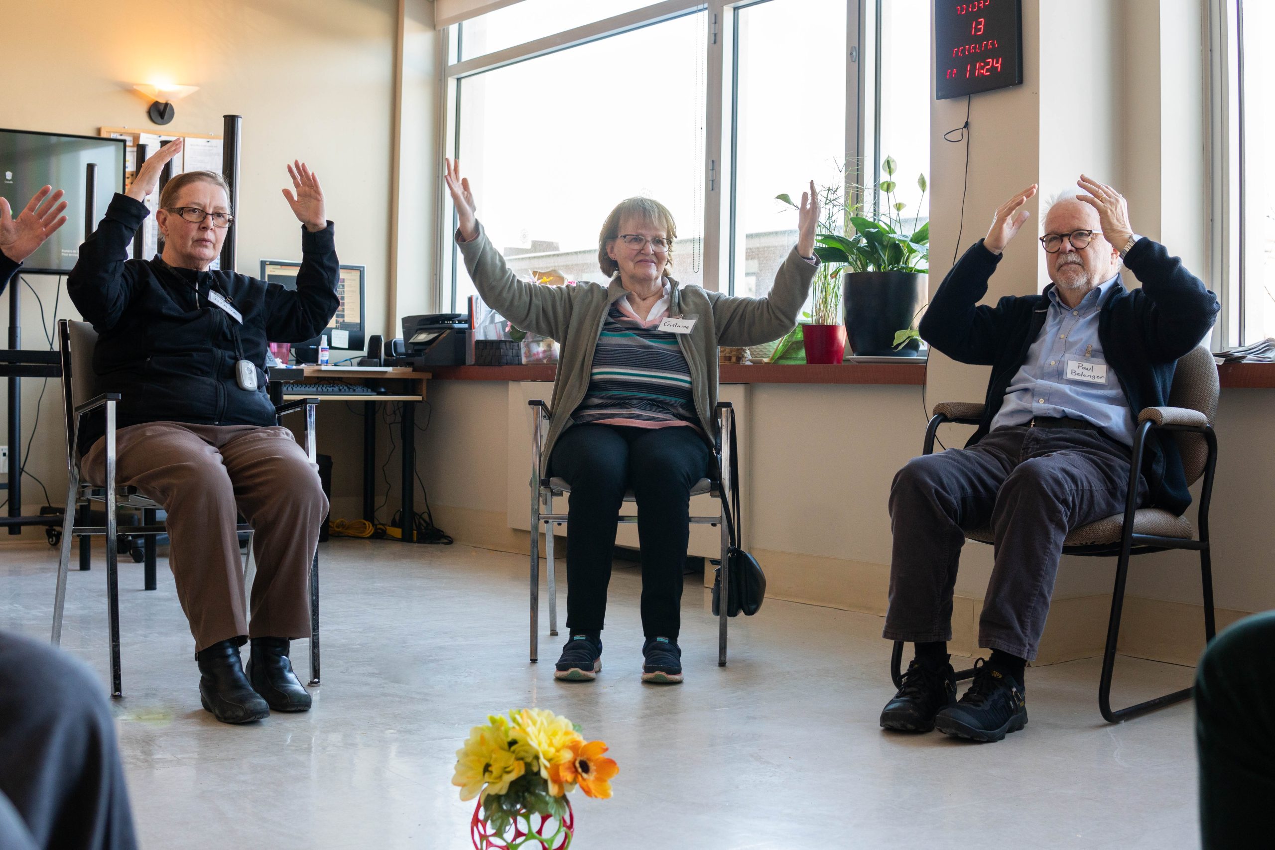 des proches aidés participant à une activité d'étirements au centre d'activités de jour