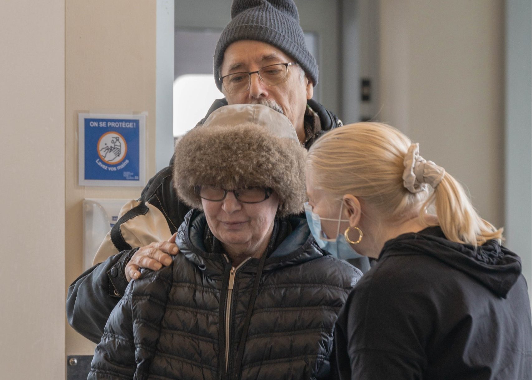 une éducatrice accueillant une personne aidée